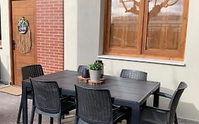 Melgar's Place, Bajo con terraza
